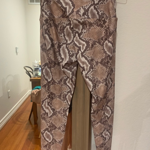 NWOT Onzie Snake Print Yoga Leggings - Picture 7 of 8